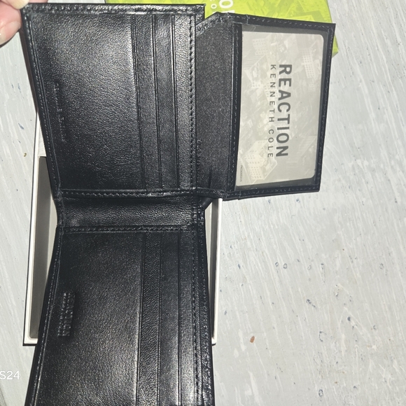 Kenneth Cole Reaction Leather Black Wallet Card Holder New - Picture 3 of 5
